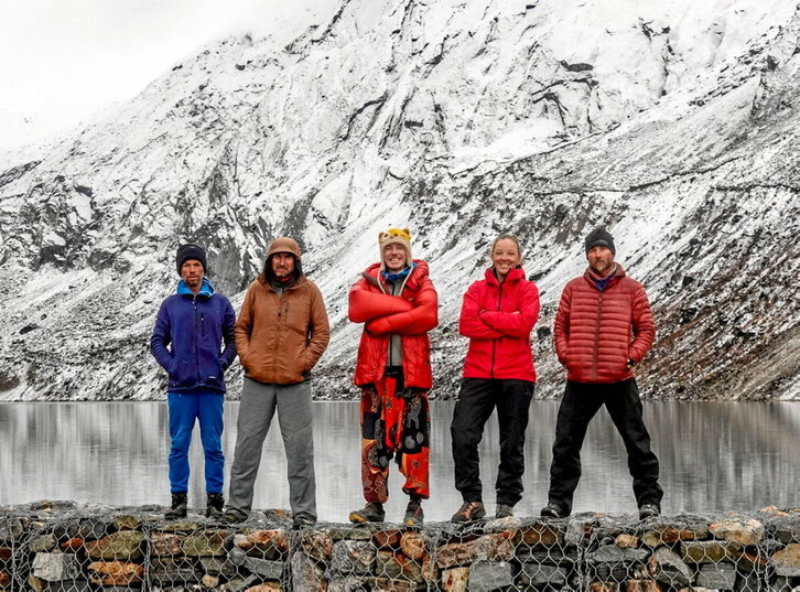 Boskotea, pozarren, kanpaleku nagusian lorpena ospatzen.
