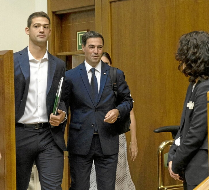 Díez, junto al lehendakari, en el Parlamento.