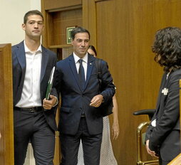 Díez, junto al lehendakari, en el Parlamento.