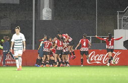 Las rojiblancas celebran la sentencia mientras Sara Martín se dirige al centro del campo cabizbaja.