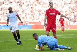 Raúl García, desesperado ante Vlachodimos.