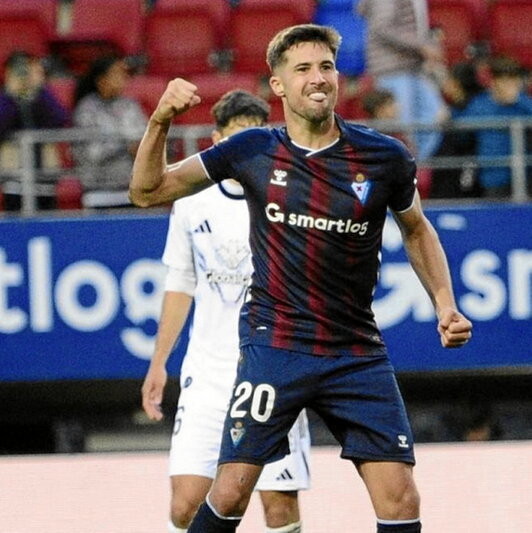 Martón celebra el primero de sus dos goles.