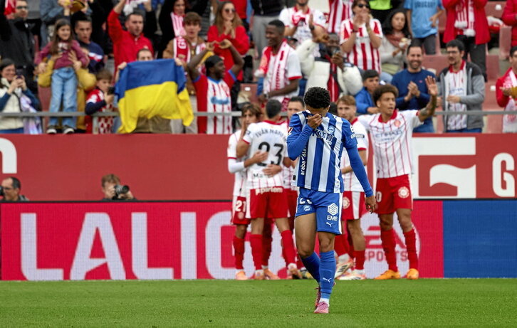 Un jugador del Alavés se lamenta tras el gol del Girona.
