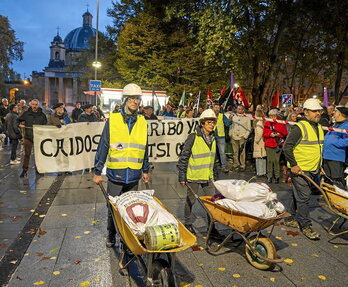Manifestantes portaban material de obra para simbolizar el derribo.