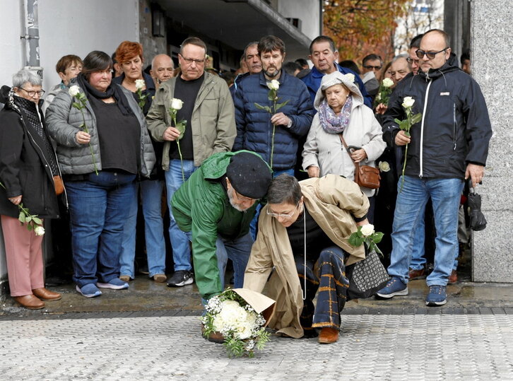 Rosa Zarraren senitartekoak, atzoko ekitaldian, plakan loreak jartzen.