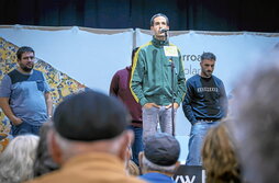 Ezkerrean, Julio Soto, Leitzako finalaurreko txapelduna. Puntuetan koska handia atera zuen Sotok. Lerro hauen azpian, Kattin Madariaga, Arantzako 17 urteko bertsolaria, txapelketako gazteena.