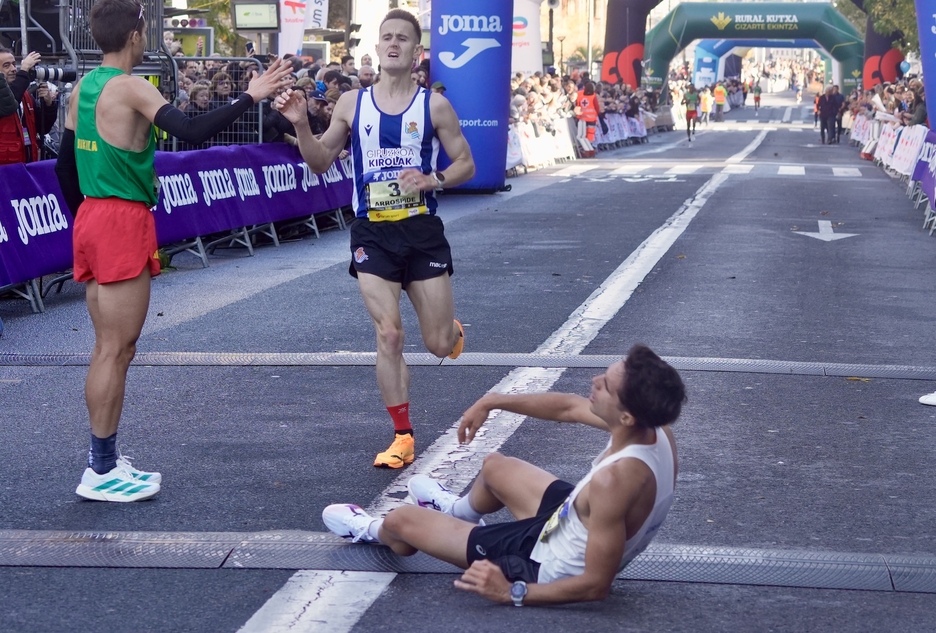 Korrikalarien arteko agurrak eta nekea, helmugan. Korrikalarien arteko agurrak eta nekea, helmugan.