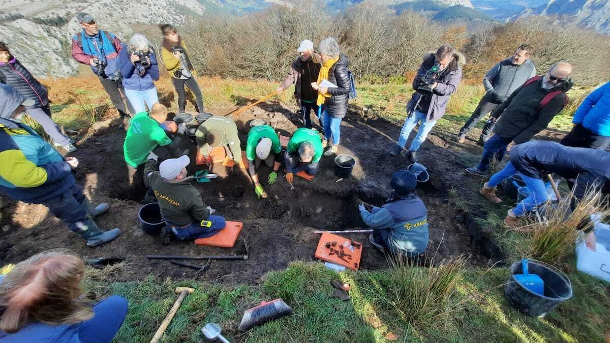 Saibigainen beste exhumazio bat egin dute Aranzadik eta Euskal Prospekzio Taldeak