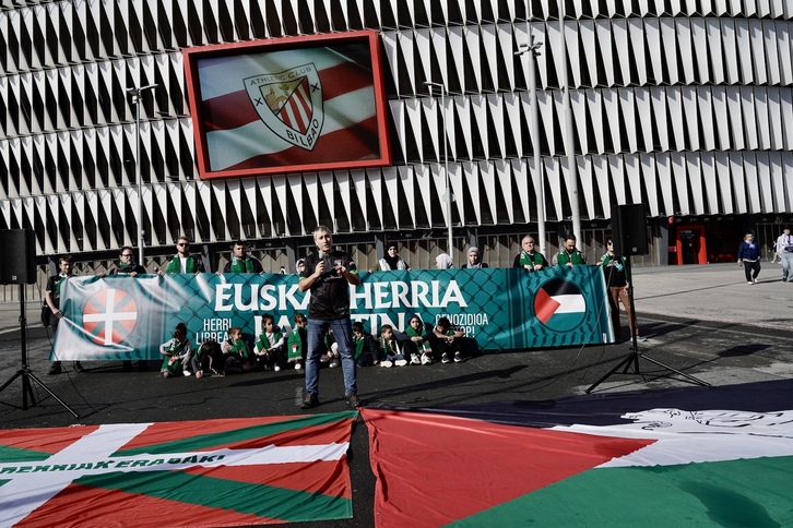 La iniciativa ciudadana Gernika-Palestina, esta mañana en San Mamés.