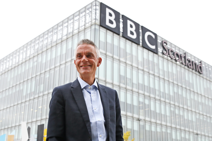 Tim Davie, ante la sede de la BBC en Glasgow.