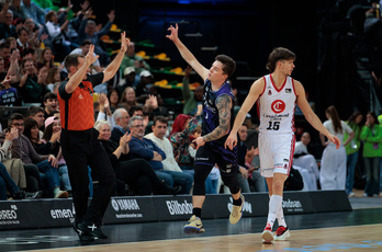 Justin Jaworski celebra con el público uno de sus cinco triples.