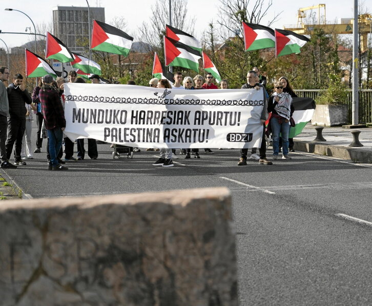 Irun eta Hendaia arteko Santiago zubian atzo egindako elkarretaratzea.