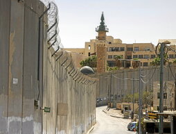 La imagen muestra una sección del muro de apartheid construido por Israel que separa las ciudades palestinas de Jerusalén Este y Abu Dis.