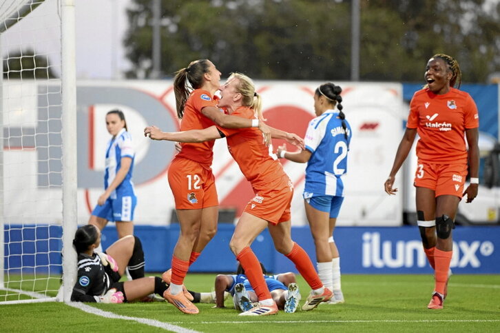 Cahynová, asistente y goleadora, celebra con Lucía Rodríguez el tanto de la madrileña.