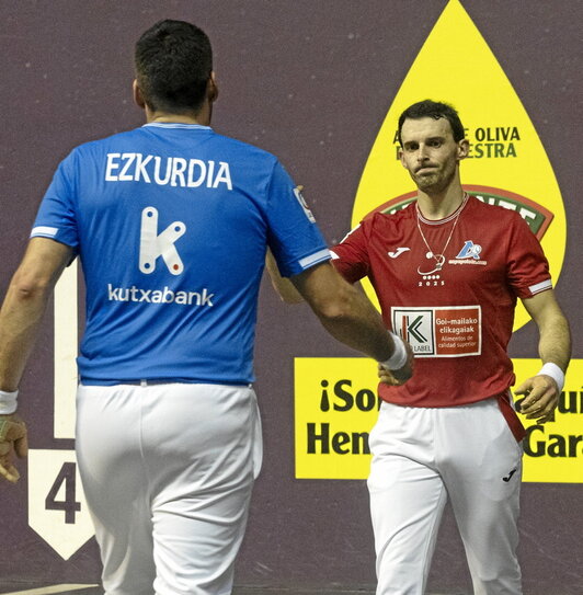 Bi pilotarien arteko agurra behin partida amaituta.