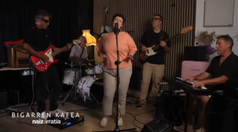 Zuzeneko musika Bigarren Kafeko elkarrizketa akustikoetan