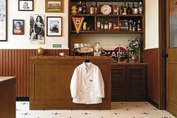 Hong Kongeko Bar Leone.