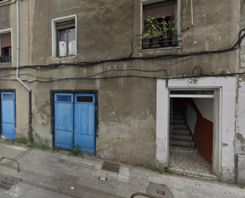 Portal en el que residían estas seis personas antes de que sus viviendas fueran atacadas.