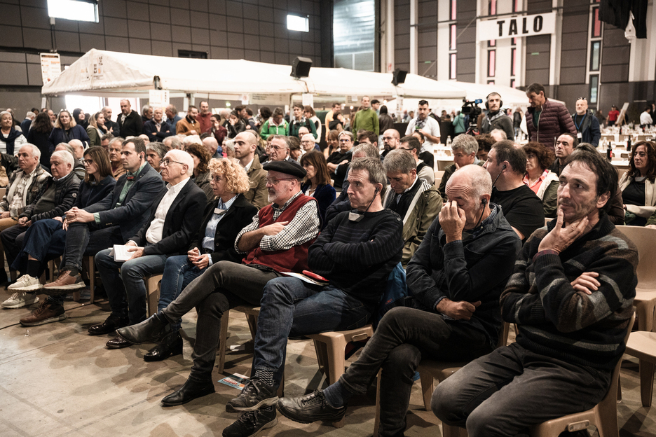 Ipar nahiz Hego Euskal Herriko hainbat hautetsik parte hartu zuten irekiera ekitaldian.