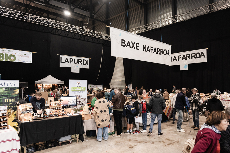 Zazpi lurraldeetako ekoizleak bildu ziren merkatuan.