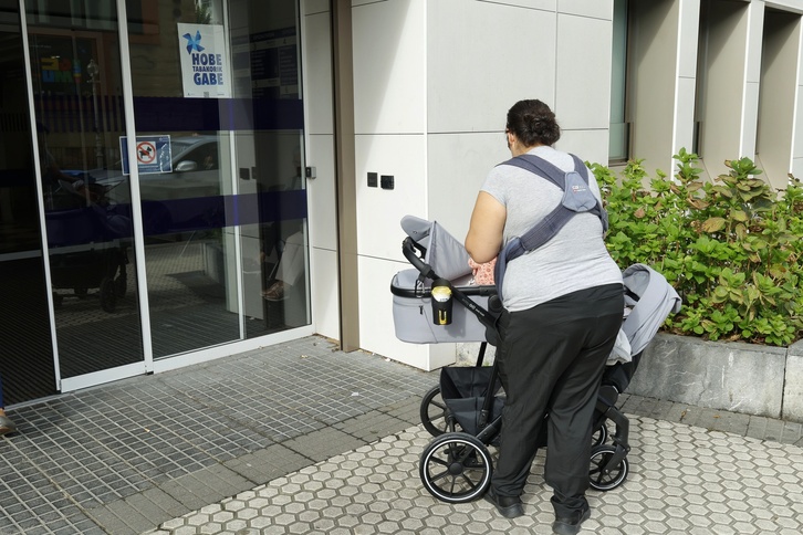 Una mujer con un bebé en Donostia. 