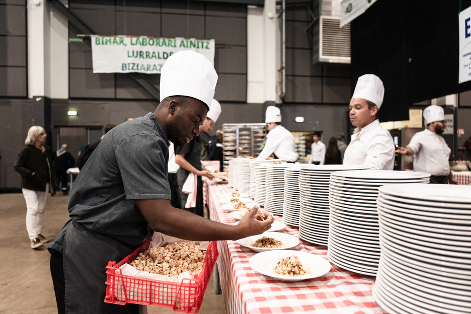 Donibane Garaziko ostalaritza eskolako ikasleek eta Oier Bonebelche Tramon Donapaleuko Xibiouz Deli jatetxeko chefak prestatu dute gaurko bazkaria.