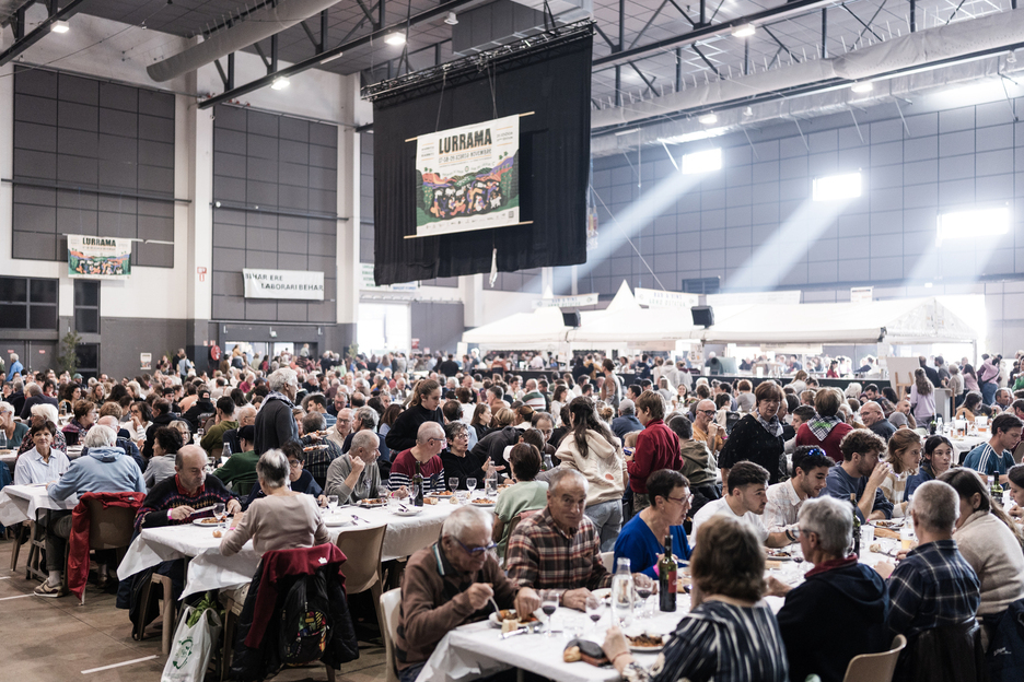 Jende andana bildu da otorduetan.