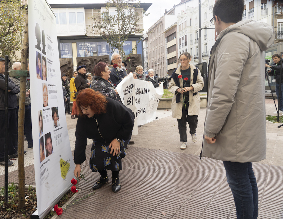 Ofrenda floral en recurdo de las 16 víctimas provocadas por el alejamiento.