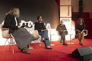 Ixone Fernández, a la derecha, ha intervenido en el acto de Gogora.