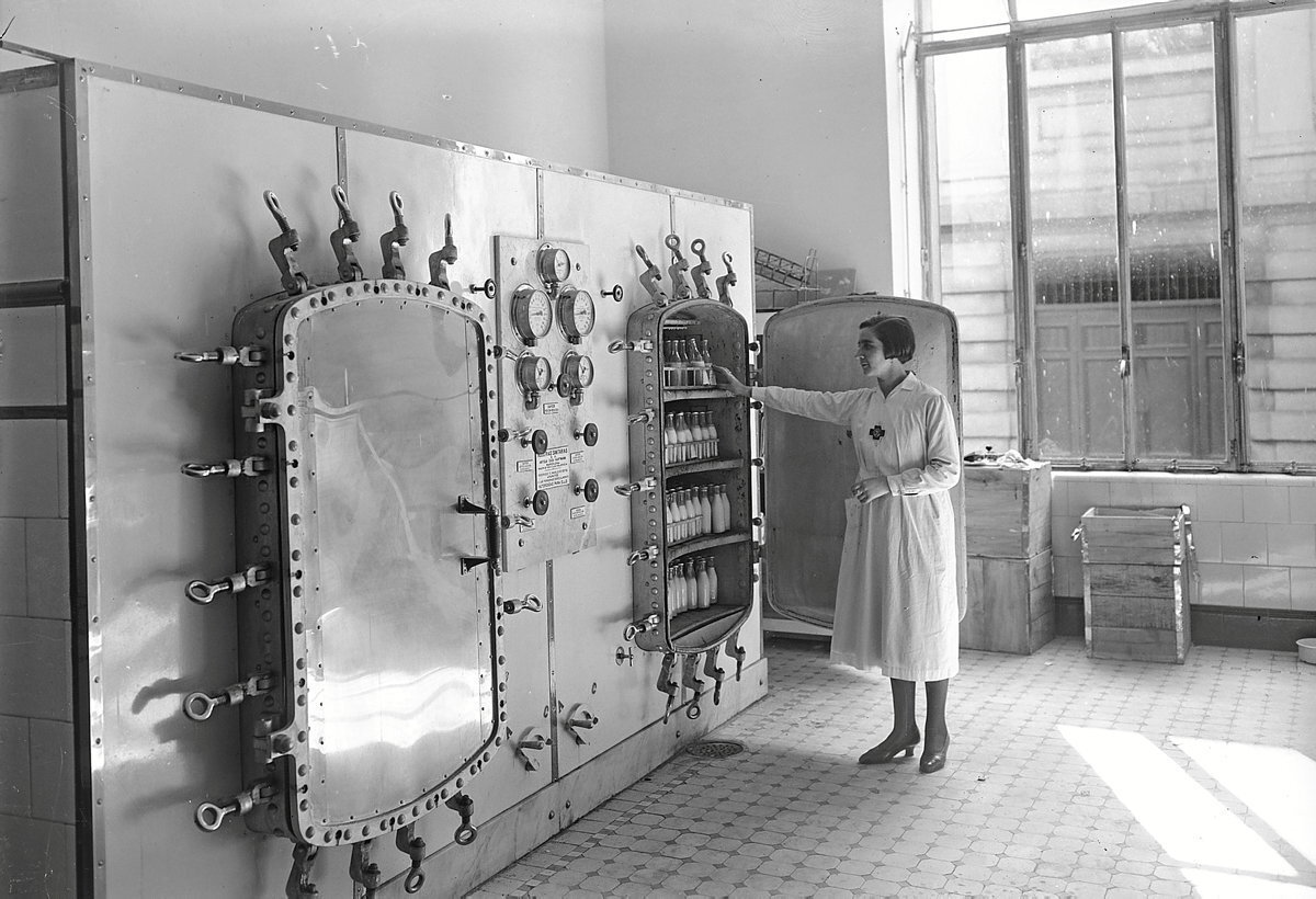 Fotografía de la estación esterilizadora de la Gota de Leche y Beneficencia Domiciliaria de la Obra Social de la Caja de Ahorros Municipal de Bilbao. La imagen está fechada en la década de 1930, pero se desconoce el nombre del autor. (Archivo Municipal de Bilbo)