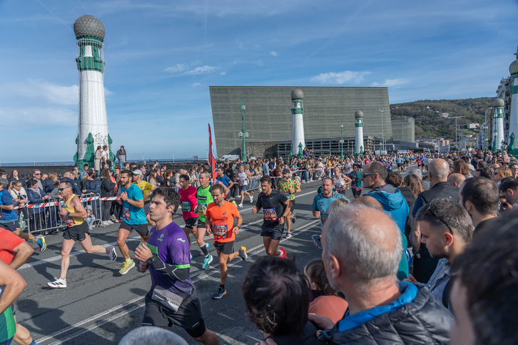 Carrera Behobia-Donostia a su paso por el puente de Zurriola.