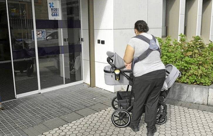 Una mujer con un bebé en Donostia.