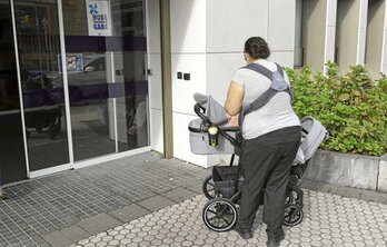 Una mujer con un bebé en Donostia.