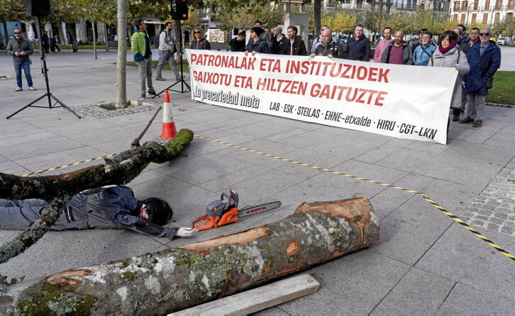 Denuncia en Iruñea de la alta siniestralidad en el sector forestal de Euskal Herria.