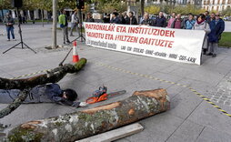 Denuncia en Iruñea de la alta siniestralidad en el sector forestal de Euskal Herria.