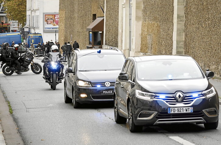Sarkozy abandonó la cárcel de La Santé ayer a las 15.00 en un coche escoltado por la Policía.