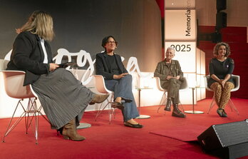 Amelia Machimbarrena, Maixabel Lasa e Ixone Fernandez, ayer en el Palacio Europa de Gasteiz.