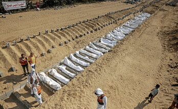 Enterramiento masivo en Jan Yunis. Israel entregó ayer otros 15 cuerpos. Decenas siguen sin identificar.