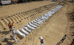 Enterramiento masivo en Jan Yunis. Israel entregó ayer otros 15 cuerpos. Decenas siguen sin identificar.