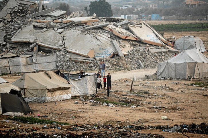Familias desplazadas, entre las ruinas del campamento de Bureij.