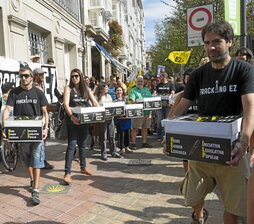 103.000 firmas de apoyo a la ILP contra el fracking, luego aprobada en esencia.