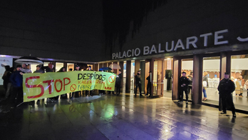 Baluarteko atarian langileek egindako protesta.