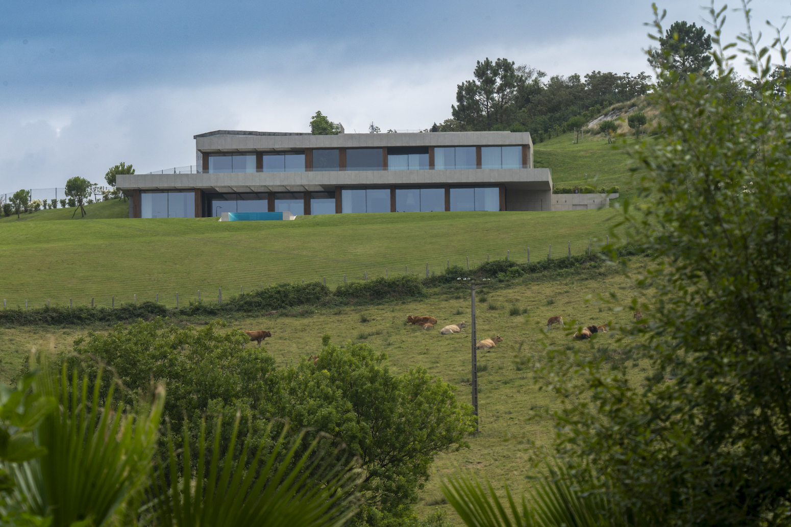 Colectivos ecologistas amplían su denuncia contra el chalet de Xabi Alonso en Igeldo