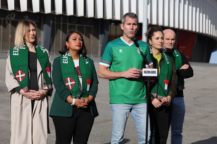 EH Bilduko kideak Bilboko San Mames futbol zelaiaren aurrean egin duten agerrialdia.