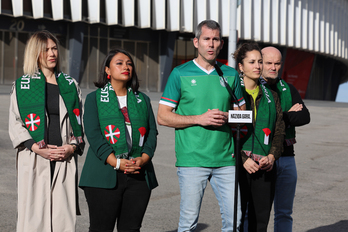 EH Bilduko kideak Bilboko San Mames futbol zelaiaren aurrean egin duten agerrialdia.