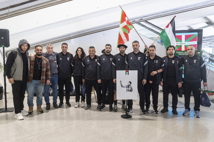 Jugadores de la selección palestina de fútbol en el Aeropuerto de Bilbo.
