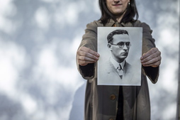 Fusilatu aurretik lauaxetak zeraman gabardina eta bere erretratua.