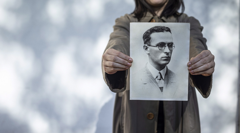 Fusilatu aurretik lauaxetak zeraman gabardina eta bere erretratua.