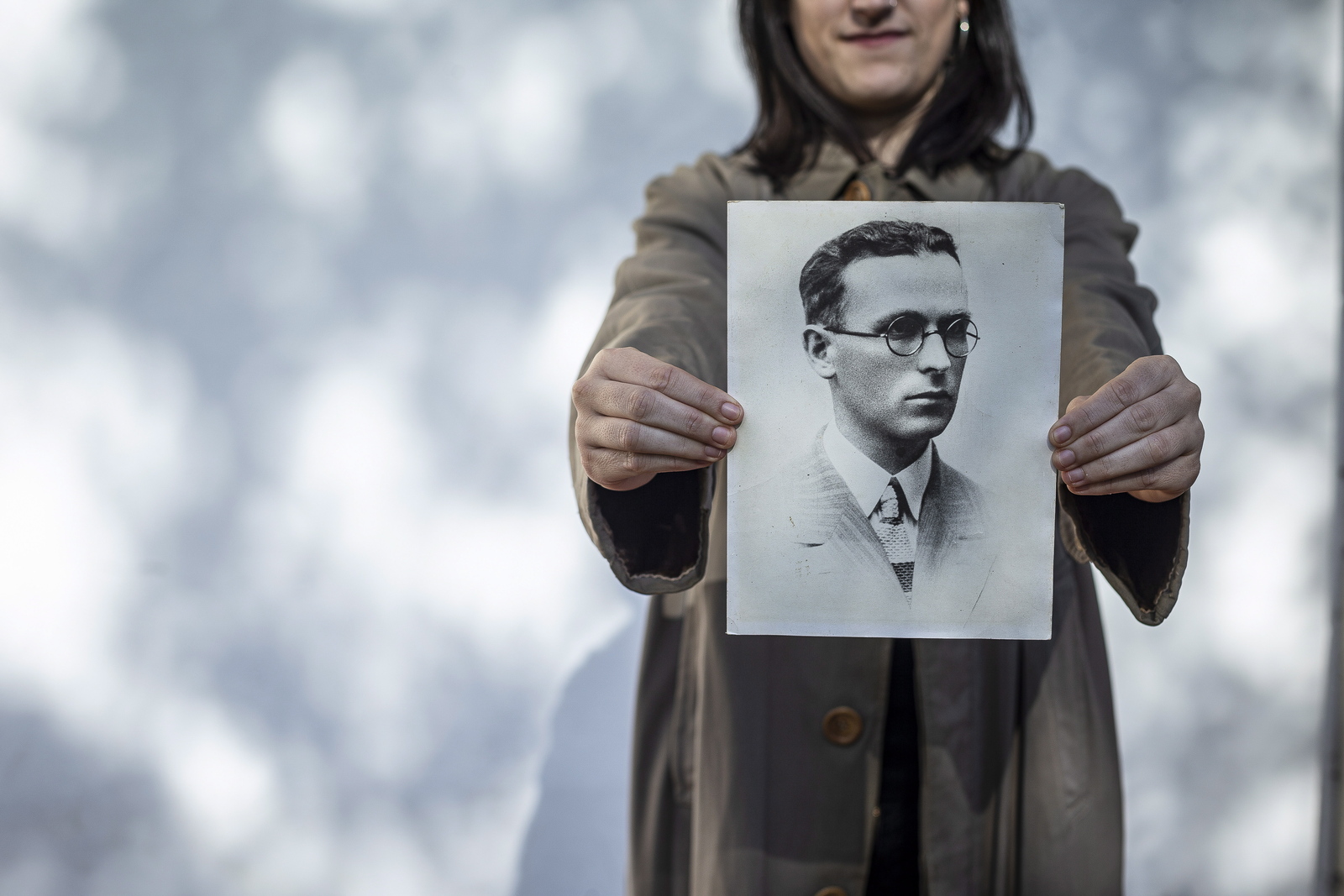 Fusilatu aurretik lauaxetak zeraman gabardina eta bere erretratua.