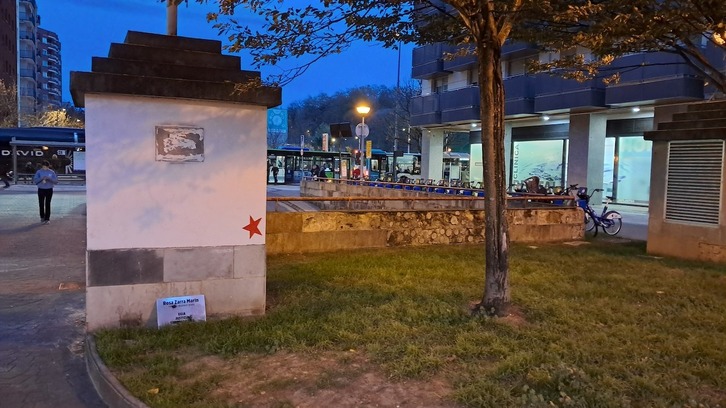 La placa colocada por la familia de Rosa Zarra en 2020 que ha sido vandalizada.